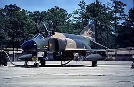 Un McDonnell Douglas F-4 Phantom II de la Air Force Reserve Command avec une étoile rouge désignant une victoire lors de la guerre du Viêt Nam.