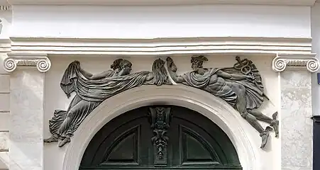 No 3 : détail décoratif au-dessus de la même entrée.