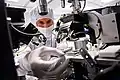 Un chercheur du FMN Laboratory (Russie) en train d'assembler un processeur neuromorphique basé sur un circuit intégré photonique qui permet des calculs à la vitesse de la lumière.