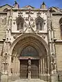« Porte juive » avec le tympan de la Sainte Trinité (XVIe siècle)