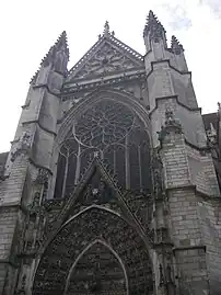 Façade du croisillon nord du transept, achevée fin XVe&nbsp;siècle (rosace flamboyante posée en 1528).