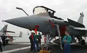 Le Rafale no&nbsp;9 sur le pont d'envol du porte-avions Charles de Gaulle.