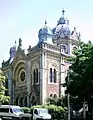 Nouvelle synagogue Fabric de Timișoara. Construite en 1899, de style éclectique et néo-gothico-mauresque, quasiment en ruines puis rénovée et reprise pour une période de  35&nbsp;ans, par le Théâtre national de Timisoara&nbsp;(ro).
