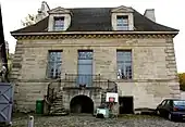 Nos 65 : pavillon des Fontainiers de l'aqueduc Médicis.