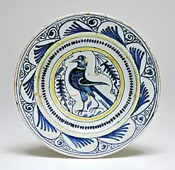 Plat avec oiseau stylisé, famille italo-mauresque, Faenza, milieu du XVe&nbsp;siècle.