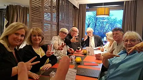Dans le fonds : Johan De Moor, Dirk De Moor, Chris De Moor et sa compagne ; À droite : Gilles Ratier et Annemie De Moor, à Bruxelles en avril 2024.