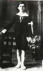 Photo de portrait en pied de Juan Manuel Fangio, en 1920, à 9 ans.