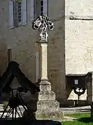 La croix sculptée du XIVe siècle.
