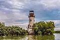 Sur la rive sud-est du golfe de Musura, l'ancien phare vert du brise-lames nord de Sulina, aujourd'hui remplacé par un feu moderne.