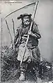 Un faucheur d'ajoncs au Ménez Hom (carte postale Villard, vers 1910).