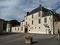 Façade de la maison de retraite et tour médiévale.