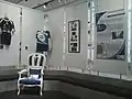 Fauteuil customisé avec le maillot du centenaire 2006 et maillots.