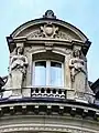 Fenêtre de l'hôtel de Vilgruy donnant sur la place.