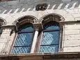 Figeac, hôtel de la Monnaie, XIIIe siècle fenêtres géminées aux arcs brisés ornés d'un double tore