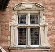 Assézat : fenêtre sur cour du pavillon d'entrée.