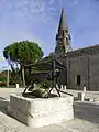 Puits ancien et église.