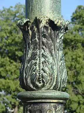 Détail du fût de l'une des colonnes, évoquant la feuille d'acanthe.
