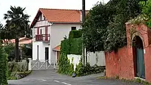 Photographie de la ferme Mimiague, de style labourdin à colombage.