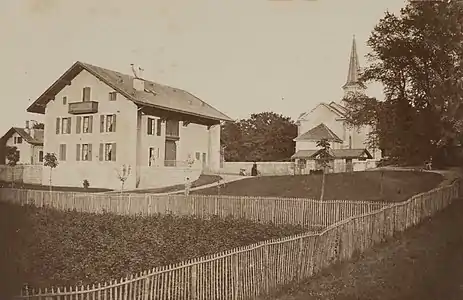 La ferme et l'église au XXe&nbsp;siècle.
