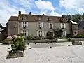 Logis dont les alignements verticaux et la symétrie des formes reflètent l'esprit du XVIIe siècle.