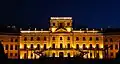Vue nocturne de la façade du palais