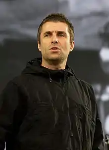 Photo d'un homme portant un blouson à capuche noir.