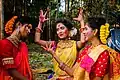 Des jeunes femmes à une célébration du Holi au Bengale-Occidental, qui portent des gajras de marigold ou rose d'Inde.