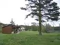 Le practice du golf et à l'arrière-plan, le club-house.