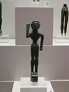 Statuette d'un homme nu à ceinture, vers 750-725. Élément d'un chaudron de bronze, H. 14,5&nbsp;cm.Musée arch. d'Olympie.