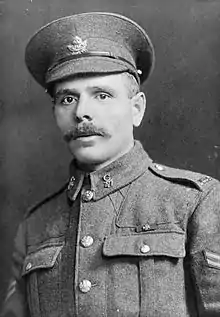 Portrait en noir et blanc d'un militaire en uniforme
