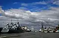 Bateaux de guerre dans le port.