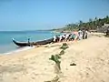 Pêcheurs et spectateurs transportant un bateau de pêche sur la plage (mai 2002).
