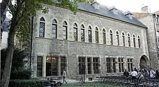 La cour du 22, Le no&nbsp;20, détruit était derrière l'arbre.