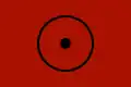 Drapeau rouge avec deux cercles noirs.