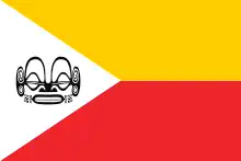 Drapeau avec des bandes jaune en haut et rouge en bas, et un triangle blanc à gauche où se trouve le dessin du matatiki, un masque.