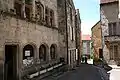 Flavigny-sur-Ozerain, XVe siècle, Fenêtres encadrées d'un tore à listel avec réglet et cavet, bandeau filant en dessous à tore et cavet.