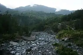 Le piton Plaine des Fougères depuis la rivière des Fleurs Jaunes
