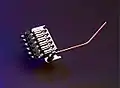 Un chevalet à couteaux classique et vibrato ; le « Floyd Rose ».