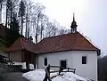 Chapelle supérieure de Ranft, et à gauche l'ermitage du frère Nicolas.