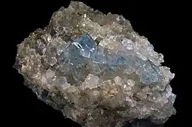 Fluorine sur quartz (Le Beix, France) (10&nbsp;×&nbsp;7&nbsp;cm).