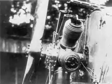 Photo noir et blanc d'une hélice et d'un moteur rotatif duquel on voit sortir plusieurs tiges métalliques