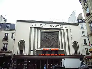 à Paris, les Folies Bergère