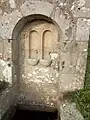 Vue sur son arcade cintrée et ses niches jumelles.