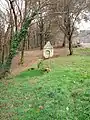 La fontaine vue éloignée.