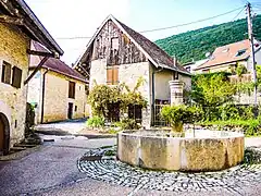Fontaine, au centre du village