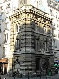 No 111 : fontaine de la Croix-du-Trahoir.