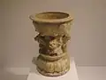 Lampe de céramique, à pied, avec des lions, datant soit des dynasties du nord, soit de la dynastie Sui, VIe&nbsp;siècle
