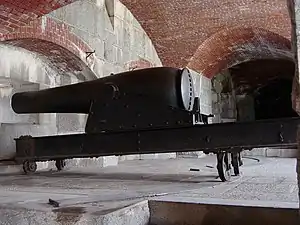 Photo d'un canon Rodman sur un affût de casemate à Fort Knox (Maine).