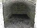 Un entrepôt situé dans la casemate derrière la caserne.