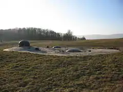 Dessus d'un bloc équipé d'une tourelle de 81&nbsp;mm éclipsée et de deux cloches (ouvrage de Schœnenbourg, bloc 5).